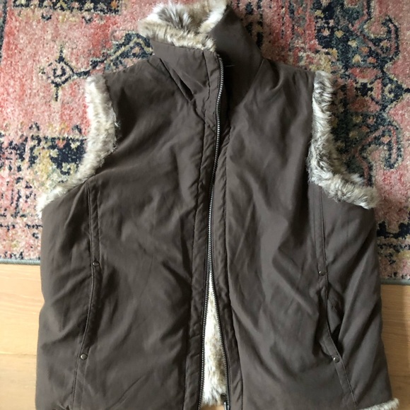 Weatherproof reversible faux fur women's vest in espresso - Picture 4 of 6